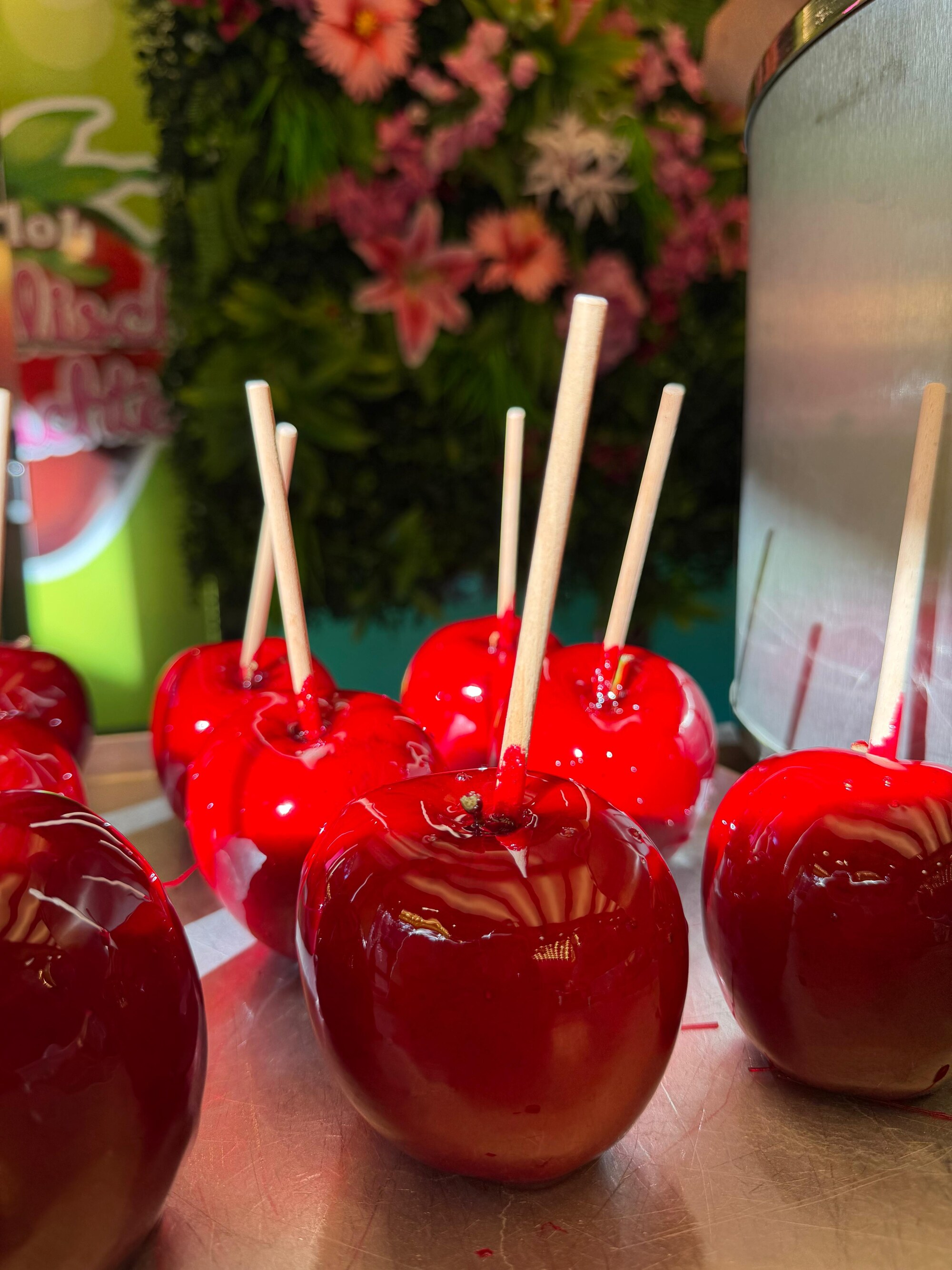 Sweet-Table mit handgetauchten Schokofrüchten auf einem Fest