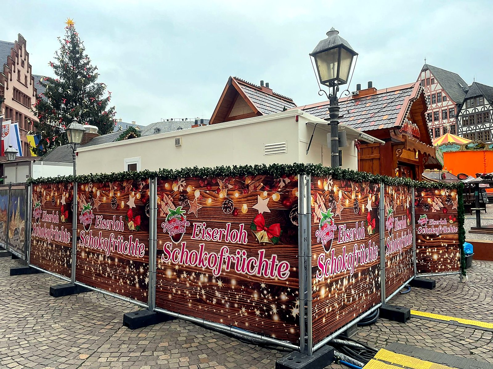 Vitrine mit Schokospießen aus der Vogelperspektive