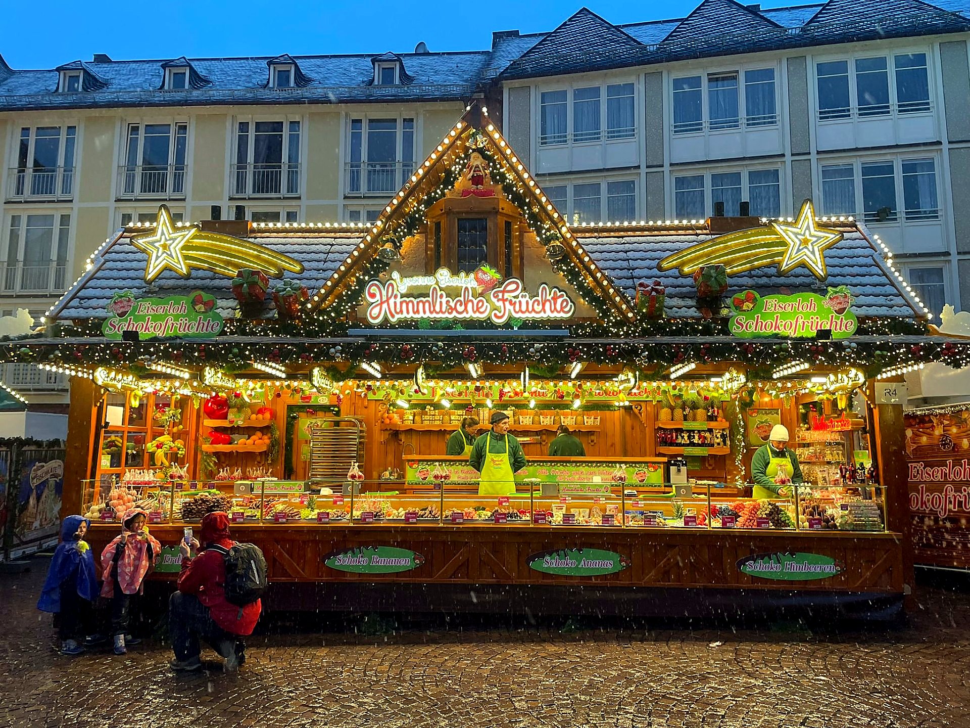 Schokofrüchte-Stand am Frankfurter Römerberg bei Schneefall